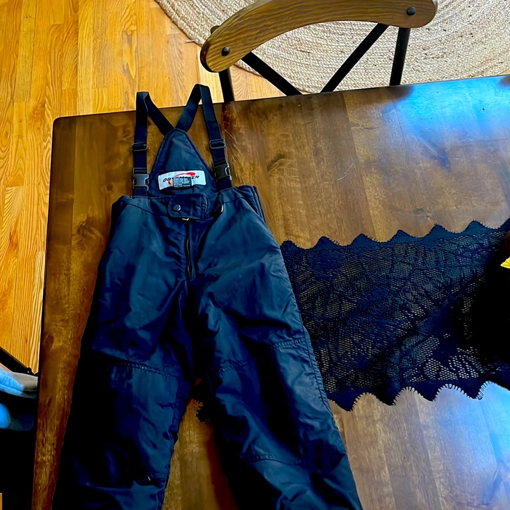 Obermeyer black boys Bib snow pants. Size 5 IGrow feature has not been used.